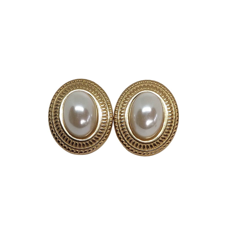 Pegados con perla y de forma ovalada