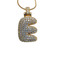 Collar con la letra E
