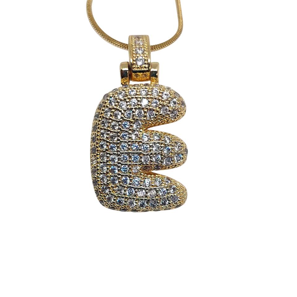 Collar con la letra E