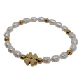 Pulsera elastica de perlas con trebol de corazones y brillo